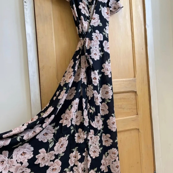 Wholesale. Selling as a lot. 200 dresses. Sizes vary from small to large 6$ each - Picture 15 of 16